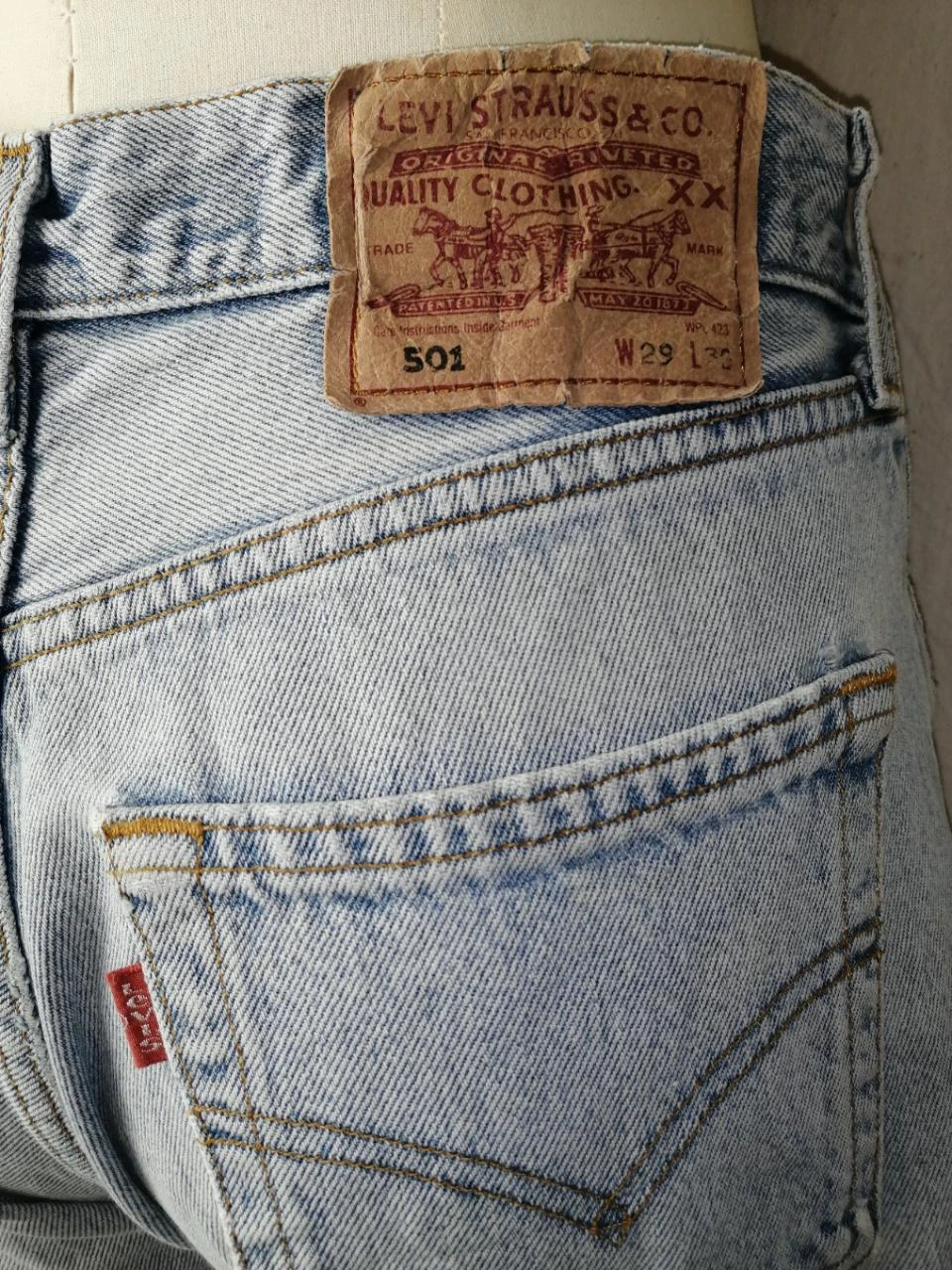 Lichte blauwe spijkerbroek met used effect en franjes "Levi's" 501 – photo 9